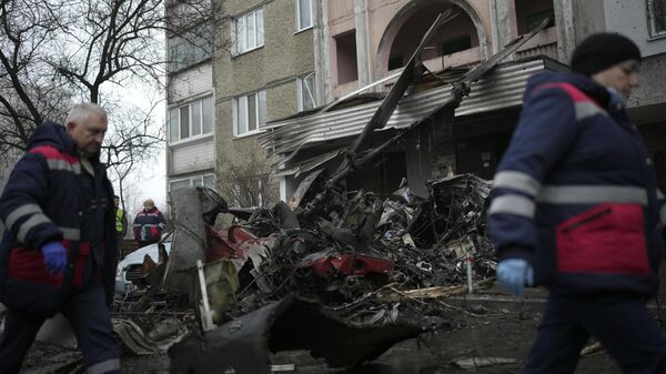 تحطم مروحية في بروفاري بالقرب من العاصمة الأوكرانية كييف، أوكرانيا - سبوتنيك عربي