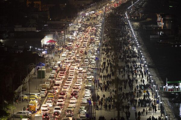 السيارات تقف في طوابير في مدينة البصرة جنوب العراق في 15 يناير 2023، خلال &quot;خليجي 25&quot;. - سبوتنيك عربي