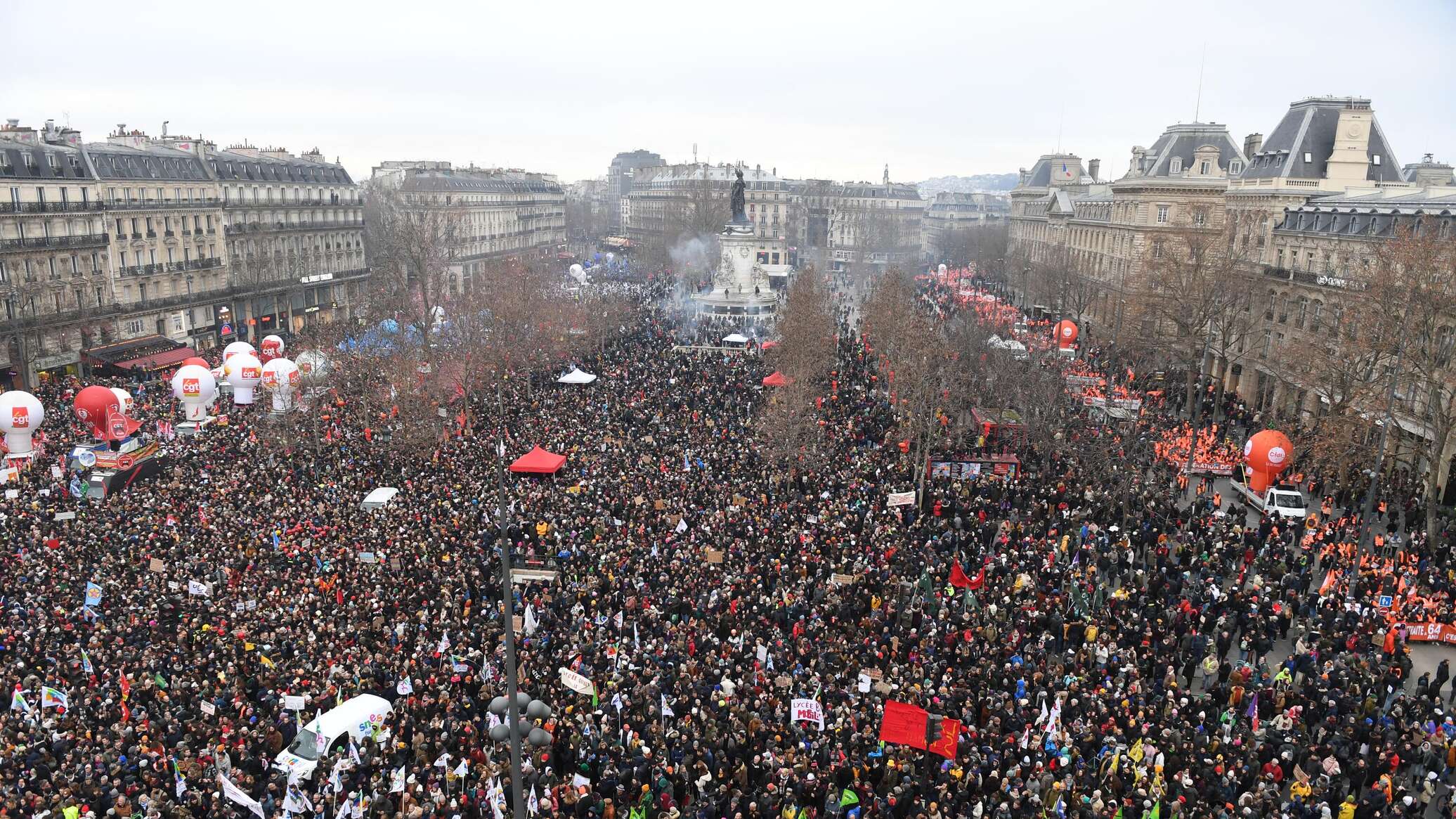 متظاهرون يدعون إلى انسحاب فرنسا من الناتو في باريس