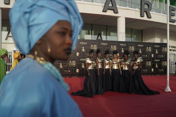 المضيفة تقف لالتقاط صورة في حفل أفريما لتوزيع الجوائز الموسيقية (Afrima)، الذي أقيم في داكار أرينا في ديامينياديو، السنغال، 15 يناير 2023. - سبوتنيك عربي