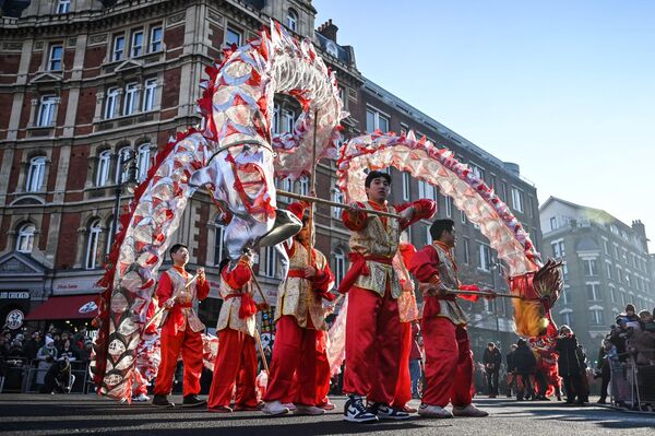 فنانون يشاركون في العرض الذي يحتفل بالسنة القمرية الصينية الجديدة للأرنب، في وسط لندن، في إنجلترا 22 يناير 2023. - سبوتنيك عربي