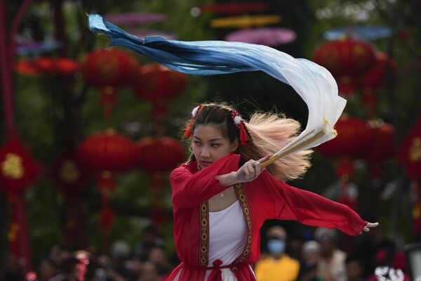 راقصة تؤدي عرضًا خلال الاحتفال بالعام القمري الجديد في مدينة بنما، بنما 3 يناير. - سبوتنيك عربي