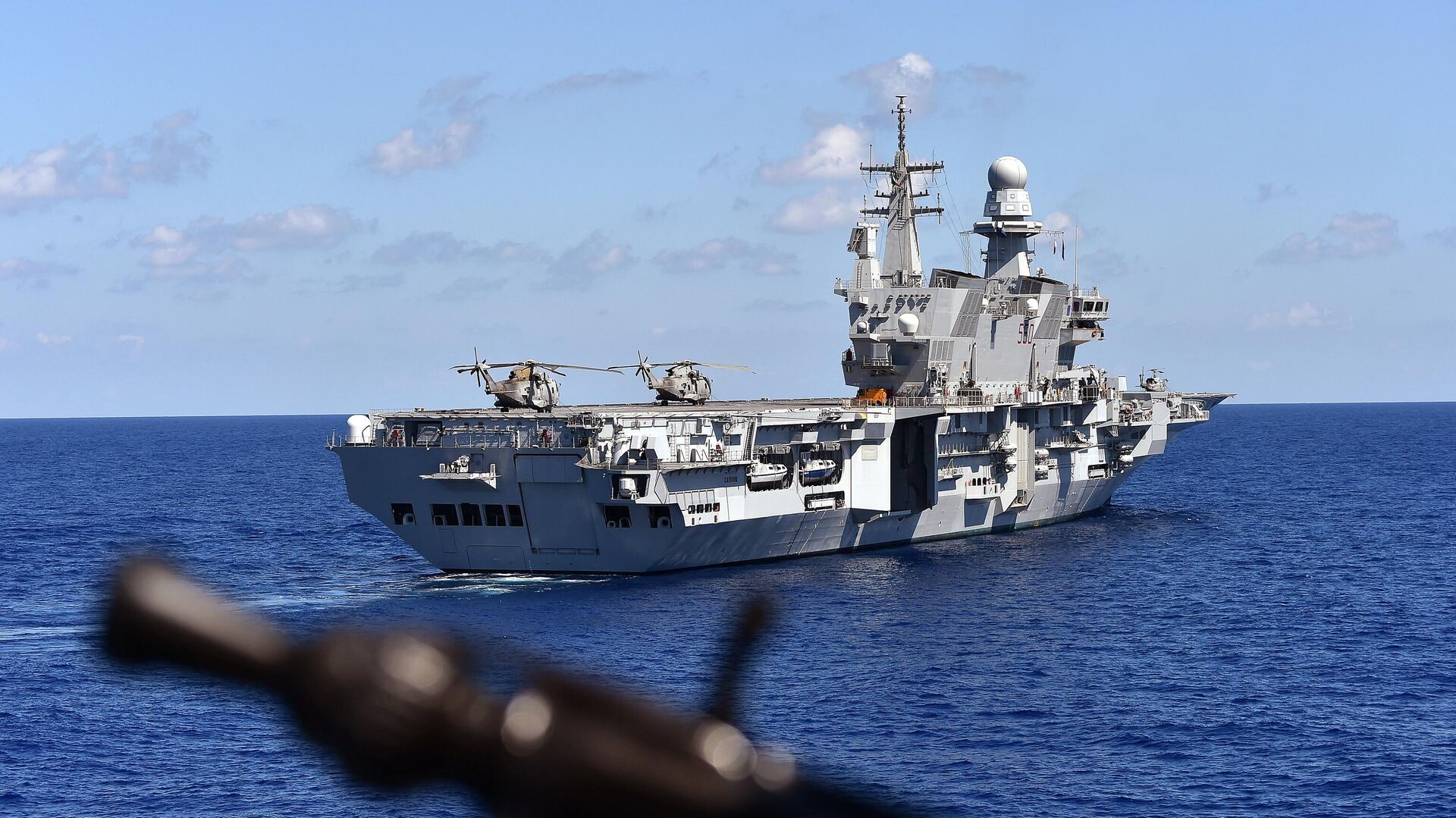 حاملة المروحيات الإيطالية كافور بالقرب من فرقاطة ويرا الألمانية في البحر الأبيض المتوسط، بالقرب من المياه الإقليمية الليبية في 23 سبتمبر 2015 - سبوتنيك عربي, 1920, 23.01.2023