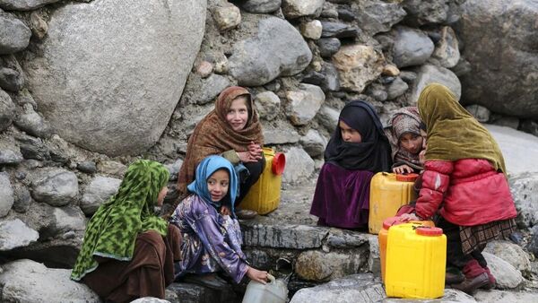 فتيات أفغانيات صغيرات في أثناء شرب المياه في إحدى مناطق أفغانستان، 23 يناير/ كانون الثاني 2023 - سبوتنيك عربي