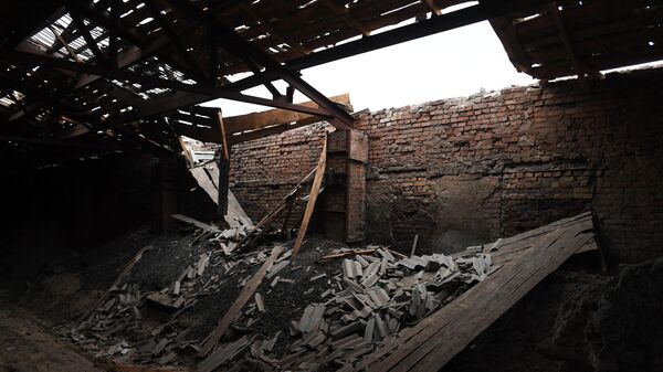 Разрушенное здание после обстрела со стороны украинских войск в Иловайске - سبوتنيك عربي