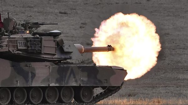 Боевой танк австралийской армии M1A1 Abrams выпускает снаряд во время демонстрации боевых действий, Австралия - سبوتنيك عربي