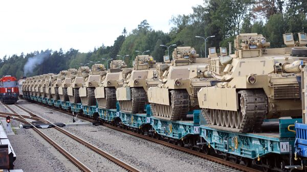 Танки Abrams армии США 2-й бригады 69-го полка 2-го батальона на железнодорожной станции в Литве - سبوتنيك عربي