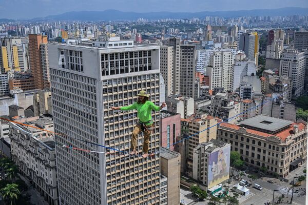 قدم متسلق الحبال البرازيلي، رافاييل بريدي، عرضًا على حبل مشدود بارتفاع 114 مترًا وطوله 510 أمتار، وعبر كامل وادي دو أنهانغابو، كجزء من الذكرى الـ469 لتأسيس مدينة ساو باولو بالبرازيل في 25 يناير 2023 - سبوتنيك عربي