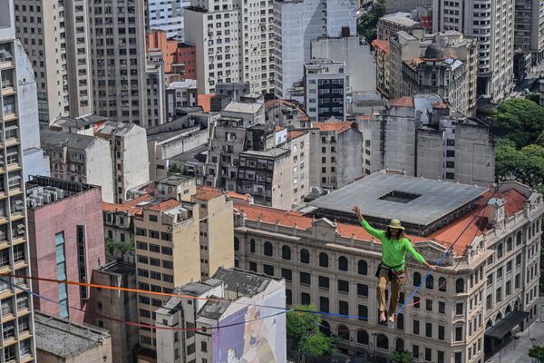 قدم متسلق الحبال البرازيلي، رافاييل بريدي، عرضًا على حبل مشدود بارتفاع 114 مترًا وطوله 510 أمتار، وعبر كامل وادي دو أنهانغابو، كجزء من الذكرى الـ469 لتأسيس مدينة ساو باولو بالبرازيل في 25 يناير 2023 - سبوتنيك عربي