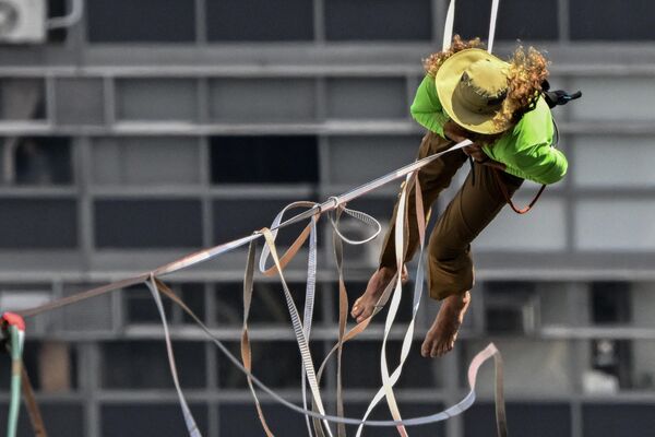 متسلق الحبال البرازيلي، رافاييل بريدي، يسقط من على الحبل، خلال عرض قدمه على حبل مشدود بارتفاع 114 مترًا وطوله 510 أمتار، وعبر كامل وادي دو أنهانغابو، كجزء من الذكرى الـ469 لتأسيس مدينة ساو باولو بالبرازيل في 25 يناير 2023 - سبوتنيك عربي