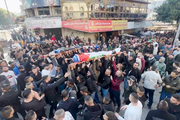 آلاف الفلسطينيين يشاركون في تشييع قتلى جنين والحداد يعم الأراضي الفلسطينية - سبوتنيك عربي
