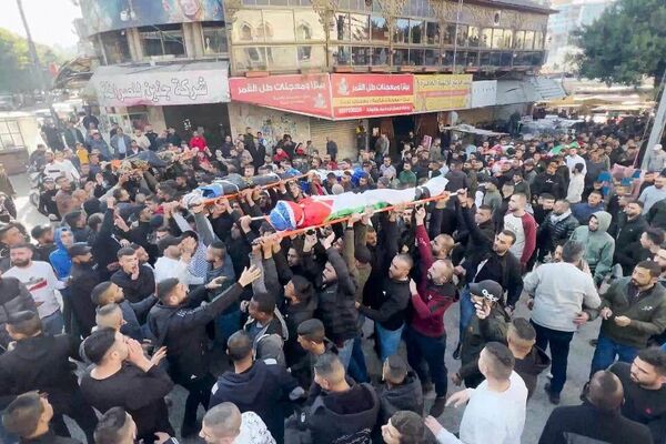 آلاف الفلسطينيين يشاركون في تشييع قتلى جنين والحداد يعم الأراضي الفلسطينية
 - سبوتنيك عربي
