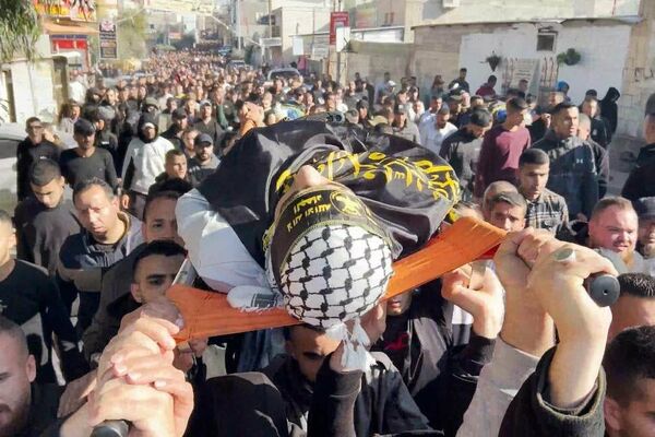 آلاف الفلسطينيين يشاركون في تشييع قتلى جنين والحداد يعم الأراضي الفلسطينية
 - سبوتنيك عربي