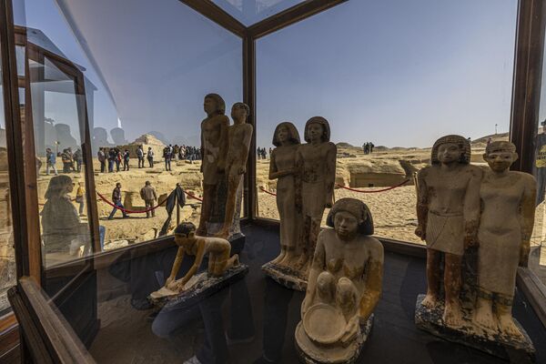 مجموعة من تماثيل الفرعون معروضة خلال مؤتمر صحفي في مقبرة سقارة، حيث تم اكتشاف مومياء مغطاة بالذهب وأربعة مقابر بما في ذلك حارس سري لملك قديم، جنوب القاهرة، مصر 26 يناير 2023. - سبوتنيك عربي