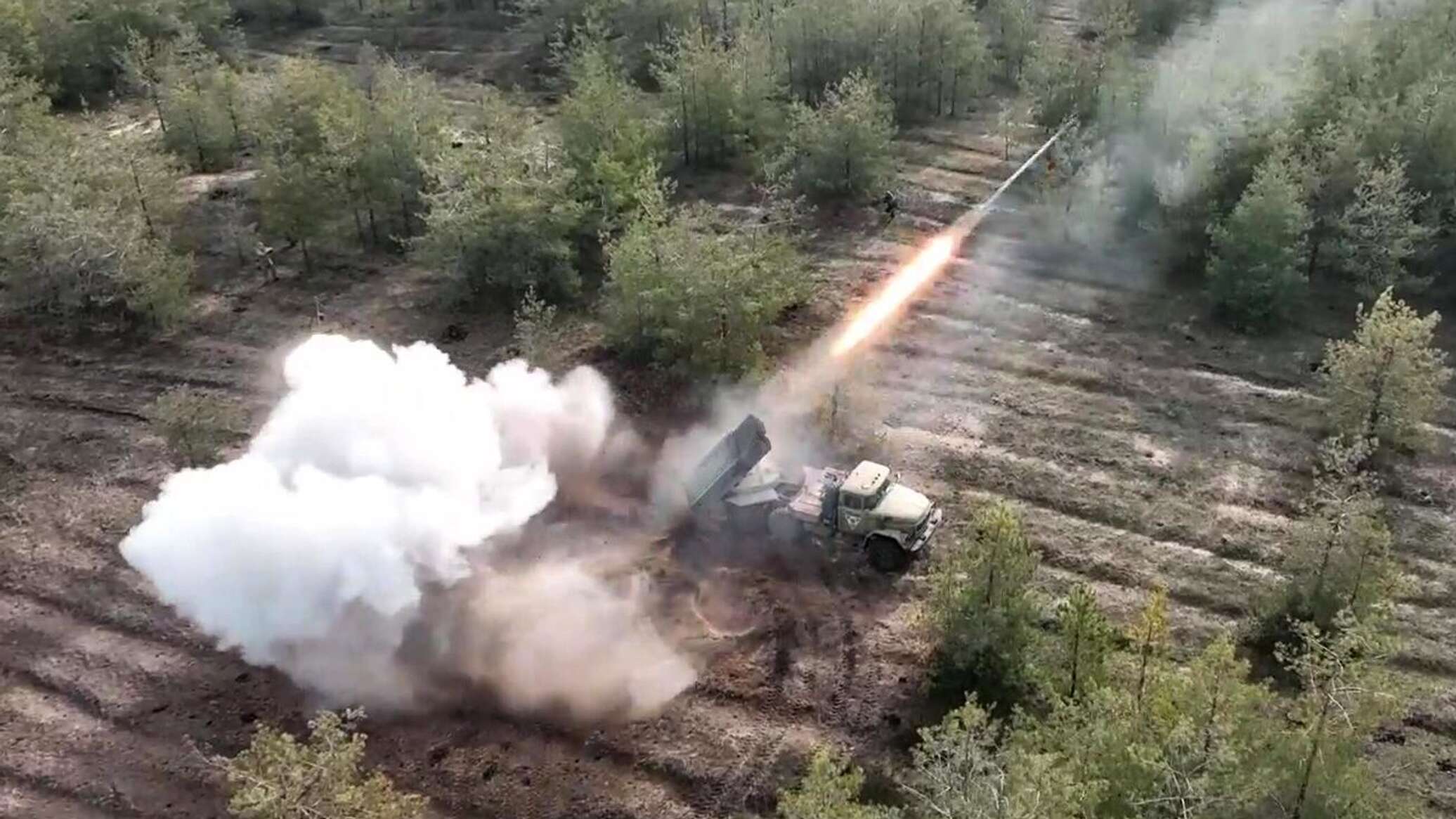 صواريخ "غراد" تدمر مواقع القوات الأوكرانية... فيديو