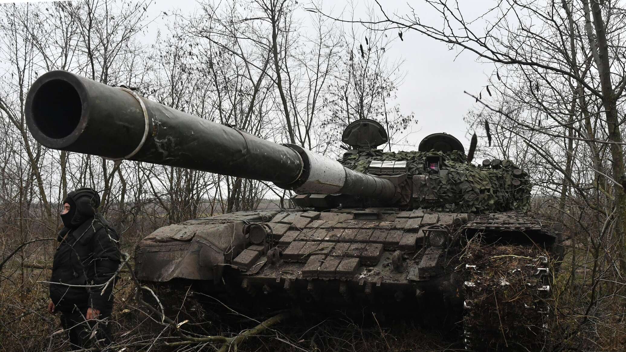 الدبابات الروسية تدمر وحدة دعم للقوات المسلحة الأوكرانية في اتجاه دونيتسك... فيديو