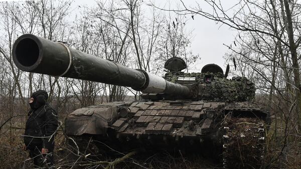 طاقم الدبابة تي-72 التابع القوات المسلحة الروسية في منطقة العملية العسكرية الخاصة - سبوتنيك عربي