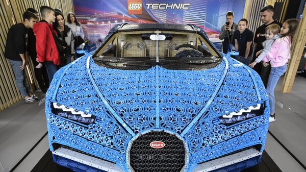 Полноразмерный автомобиль Bugatti Chiron, сделанный из конструкторов LEGO Technic, на выставке в московском парке Горького - سبوتنيك عربي