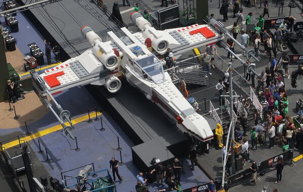 عرض أكبر طائرة مصنوعة من قطع الليغو في العالم في ساحة  تايمز سكوير في نيويورك، 23 مايو 2013. - سبوتنيك عربي