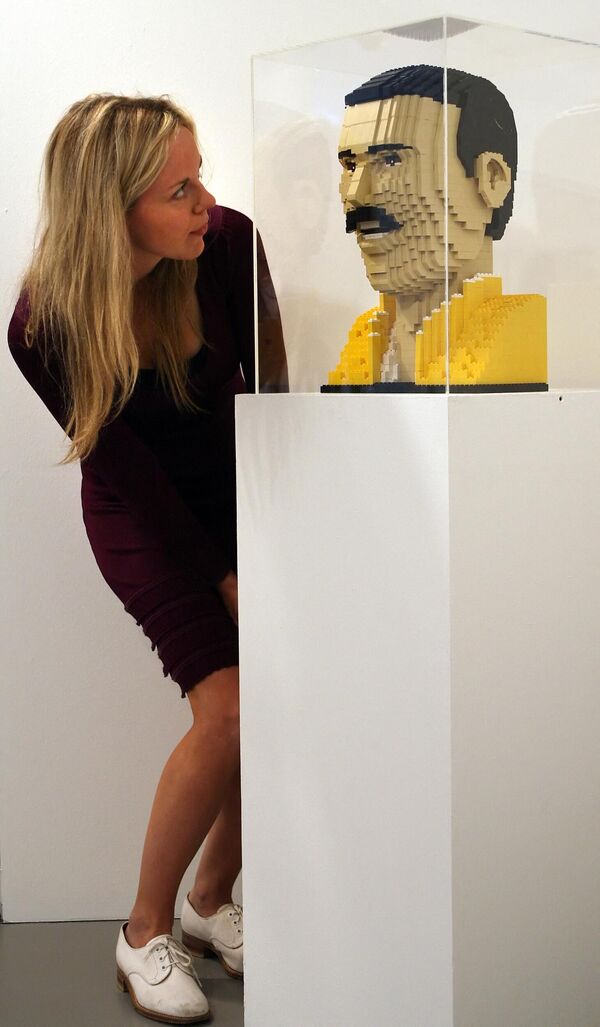 عرض تمثال نصفي ليغو للمغنية فريدي ميركوري بعنوان فريدي في معرض عرض السلة: تم شراء الفن على الإنترنت في هايوارد غاليري، في لندن، في إنجلترا 28 أغسطس 2008 - سبوتنيك عربي