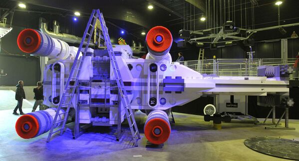 يعمل الفنيون على مجسم للمركبة الفضائية  ليغو ستار وورز إكس-وينغ (Lego Star Wars X-Wing) في 12 مارس 2014 في حديقة  ليغولاند الترفيهية بالقرب من غوينزبرغ، جنوب ألمانيا. المجسم مصنوع من خمسة ملايين قطعة من الليغو، يبلغ طول جناحيه 13 متراً ويعتبر أكبر نموذج ليغو في العالم. - سبوتنيك عربي