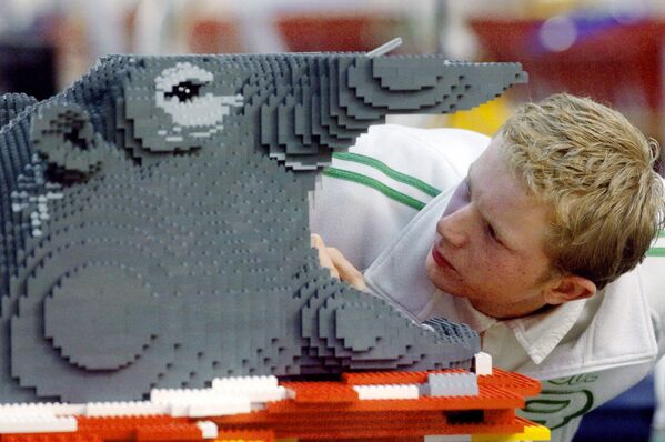 موظف في شركة ليغو الدنماركية يصمم رأس حيوان فرس النهر في 13 ديسمبر 2006 في مصنع ليغو، في كلاندو، إقليم بوهيميا الوسطى.  - سبوتنيك عربي