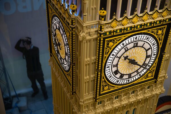 نسخة طبق الأصل من برج إليزابيث في مجلس النواب (ساعة بيغ بن) المصنوعة من قطع الليغو خلال الافتتاح الرسمي لمتجر الليغو الجديد في ليستر سكوير، وسط لندن في 17 نوفمبر 2016 - سبوتنيك عربي