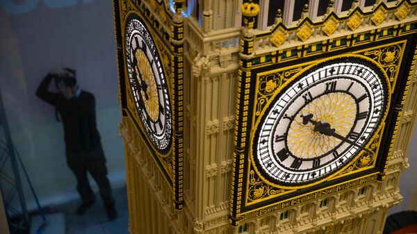 نسخة طبق الأصل من برج إليزابيث في مجلس النواب (ساعة بيغ بن) المصنوعة من قطع الليغو خلال الافتتاح الرسمي لمتجر الليغو الجديد في ليستر سكوير، وسط لندن في 17 نوفمبر 2016 - سبوتنيك عربي