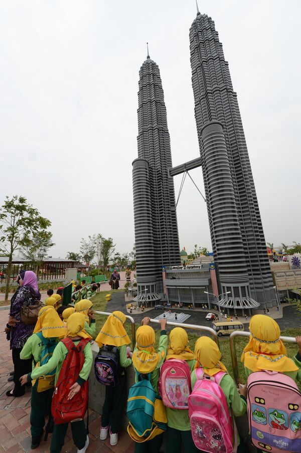 تلاميذ ينظرون إلى نموذج مصنوع من قطع اللليغو لبرج بتروناس التوأم في حديقة ليغولاند الماليزية في جوهور باهرو، 14 سبتمبر 2012 - سبوتنيك عربي