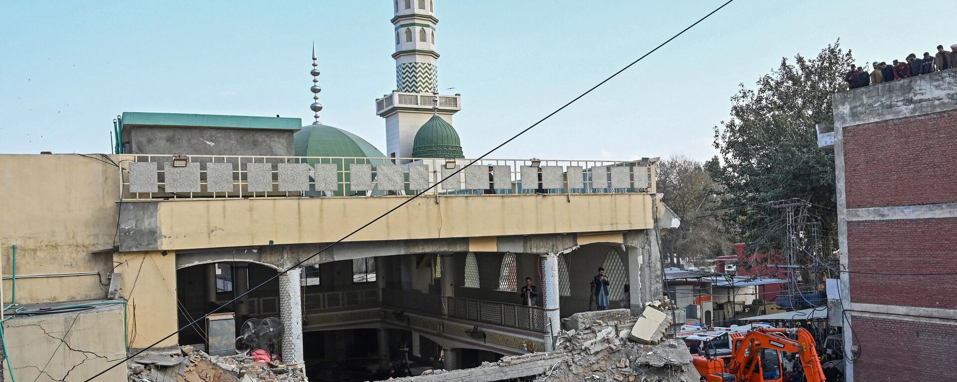  باكستان .. ضحايا الانفجار في حطام مسجد داخل مقر الشرطة في بيشاور 30 يناير 2023 - سبوتنيك عربي, 1920, 31.01.2023