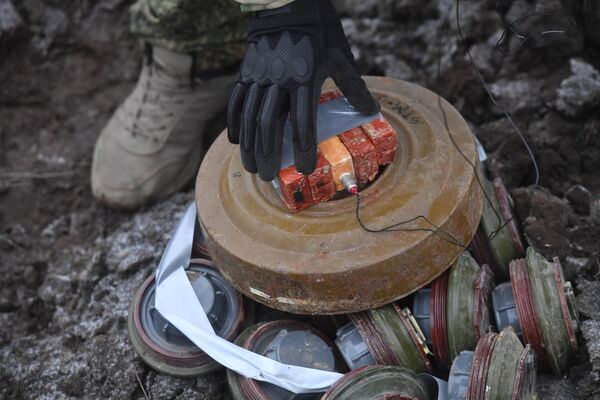 عمل خبراء المتفجرات بالشرطة العسكرية على تدمير العبوات الناسفة التي عثر عليها في منطقة زابوروجيه - سبوتنيك عربي