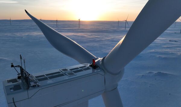 عامل في إحدى توربينات الرياح في محطة كولسكايا لتوليد الكهرباء من الرياح في كولسكايا بمنطقة مورمانسك شمالي روسيا - سبوتنيك عربي