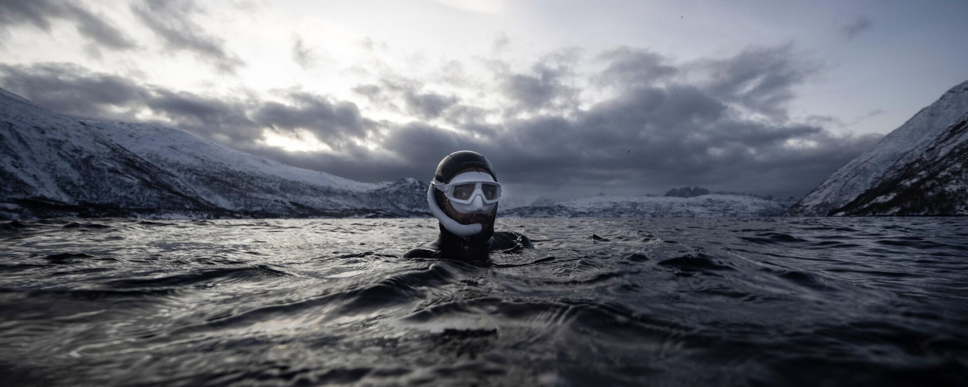 Пятикратный чемпион мира по фридайвингу француз Артур Герен-Боэри плавает рядом с косатками в Северном Ледовитом океане на острове Спилдра за северным полярным кругом  - سبوتنيك عربي, 1920, 10.02.2023