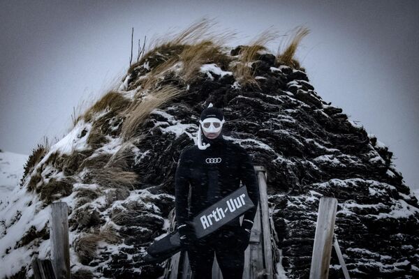  بطل العالم الحر الفرنسي آرثر غيرين بويري يقف قبل الغطس لتحديد موقع حيتان الأوكرا (الحوت القاتل)، في جزيرة سبيلدرا شمال الدائرة القطبية الشمالية ، في 26 يناير 2023. - سبوتنيك عربي