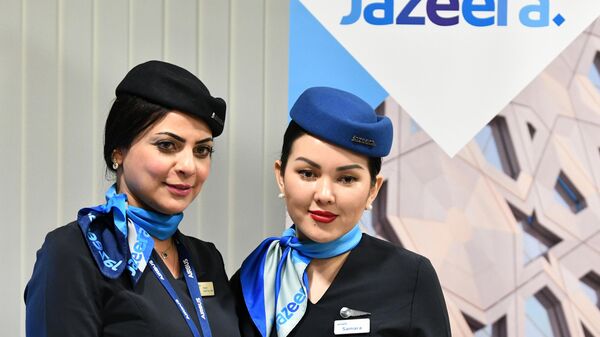 موظفتا شركة الطيران الجزيرة في مطار دوموديدوفو الدولي (الذي يحمل اسم إم في لومونوسوف)، روسيا 2 فبراير 2023 - سبوتنيك عربي