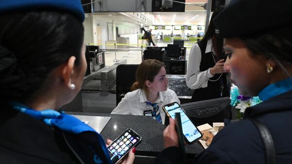 موظفات شركة الطيران الجزيرة عند مكتب إنهاء إجراءات سفر الركاب بمطار دوموديدوفو الدولي، روسيا 2 فبراير 2023 - سبوتنيك عربي
