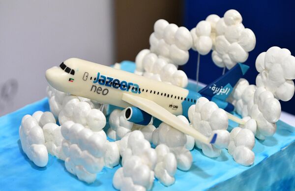 كعكة بمناسبة إطلاق رحلات شركة الطيران الجزيرة الجديدة في مطار دوموديدوفو الدولي، روسيا 2 فبراير 2023 - سبوتنيك عربي