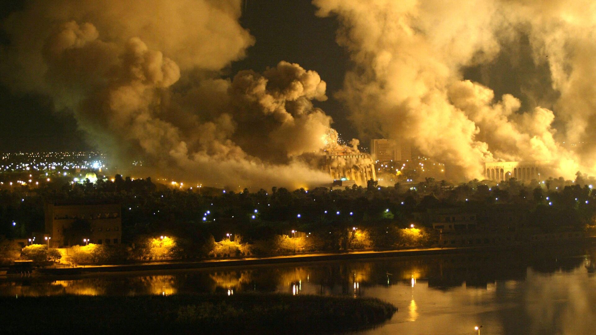 دخان يتصاعد في العاصمة العراقية بغداد نتيجة قصف أمريكي 2003  - سبوتنيك عربي, 1920, 05.02.2023