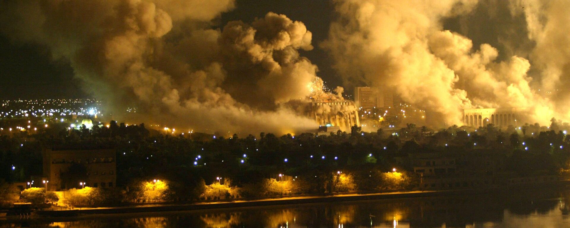 دخان يتصاعد في العاصمة العراقية بغداد نتيجة قصف أمريكي 2003  - سبوتنيك عربي, 1920, 05.02.2023