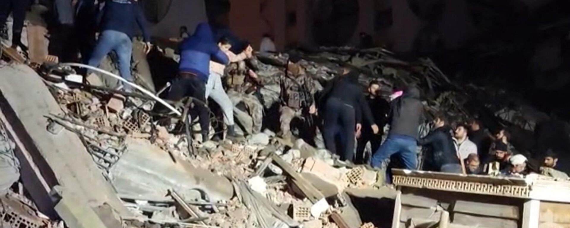مقتل أكثر من 15 شخصا جراء الزلزال وانهيار ما يزيد عن 150 مبنى في تركيا، الاثنين، 6 فبراير 2023 - سبوتنيك عربي, 1920, 06.02.2023