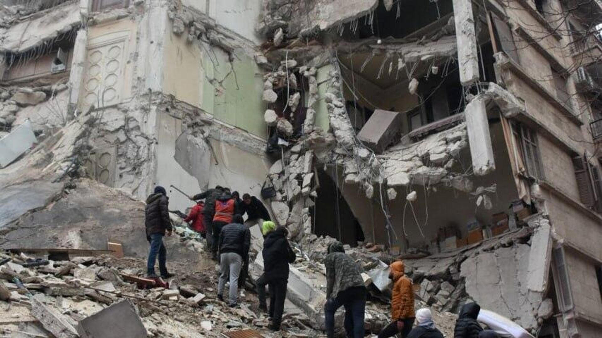 انقشاع الظلام يكشف عن كارثة تحت أنقاض زلزال سوريا واستنفار كامل للحكومة...  صور وفيديو - 06.02.2023, سبوتنيك عربي