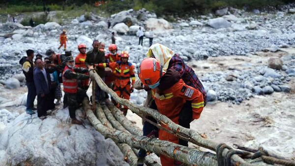 تُظهر هذه الصورة التي التقطت في 5 سبتمبر 2022 عمال الإنقاذ وهم يقومون بإجلاء السكان بعد زلزال بقوة 6.6 درجة في مقاطعة لودينغ، في غانزي، في مقاطعة سيتشوان بجنوب غرب الصين. - سبوتنيك عربي