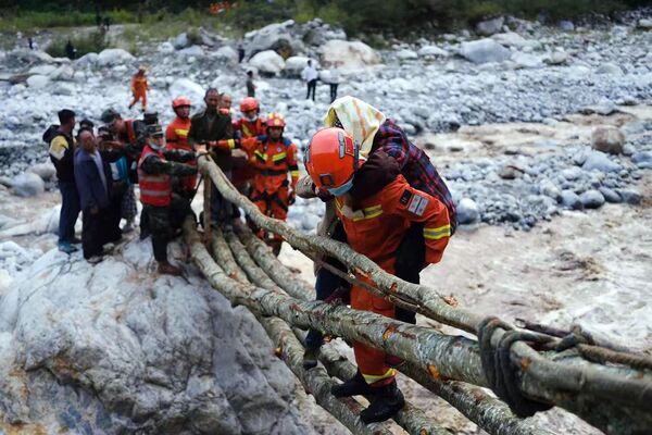 تُظهر هذه الصورة التي التقطت في 5 سبتمبر 2022 عمال الإنقاذ وهم يقومون بإجلاء السكان بعد زلزال بقوة 6.6 درجة في مقاطعة لودينغ، في غانزي، في مقاطعة سيتشوان بجنوب غرب الصين. - سبوتنيك عربي
