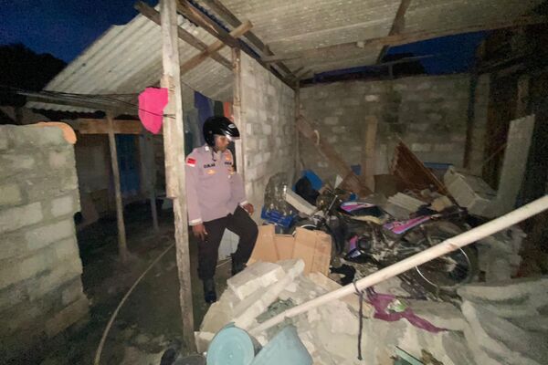 ضابط شرطة يتفقد منزلًا متضررًا بعد زلزال بقوة 7.6 درجة ضرب أعماق المحيط قبالة إندونيسيا وتيمور الشرقية، في سوملاكي في ريجنسي جزر تانيمبار في 10 يناير 2023. - سبوتنيك عربي