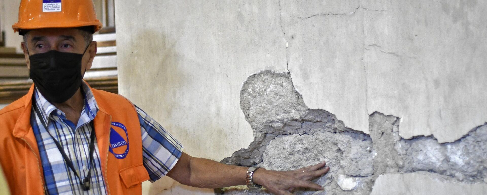 أحد أعضاء منسق الحد من الكوارث يظهر جدارًا متضررًا في كنيسة سان خوان أوبيسبو، في أعقاب الزلزال الذي ضرب المنطقة 6.2 درجة في أماتيتلان، على بعد 35 كيلومترًا جنوب مدينة غواتيمالا، في 16 فبراير 2022.  زلزال بقوة 6.2 درجة ضربت منطقة غرب جواتيمالا في ساعة مبكرة من صباح ذلك اليوم، بحسب هيئة المسح الجيولوجي الأمريكية، على الرغم من عدم الإبلاغ عن وقوع إصابات حتى الآن. - سبوتنيك عربي, 1920, 17.02.2023