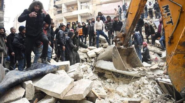إزالة الأنقاض والبحث عن ضحايا الزلزال في حلب - سبوتنيك عربي