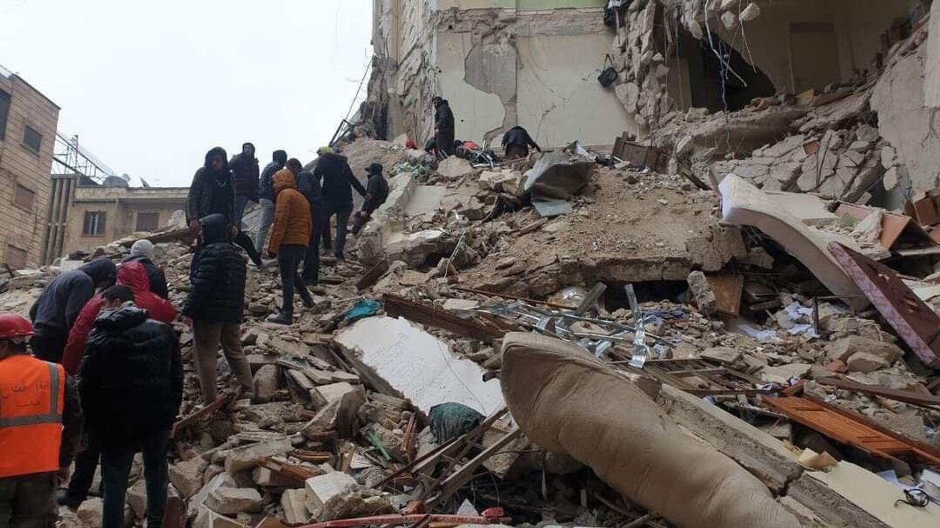 إزالة الأنقاض والبحث عن ضحايا الزلزال في حلب - سبوتنيك عربي, 1920, 06.02.2023