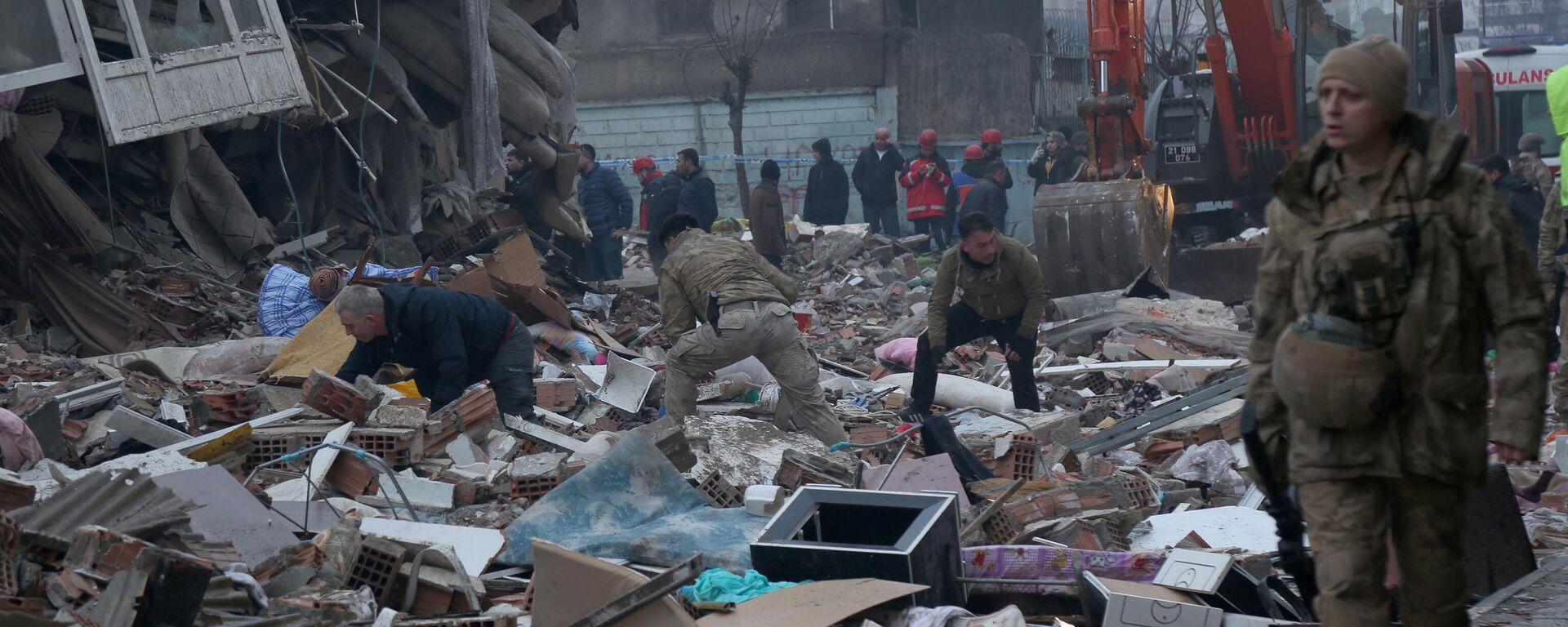 طواقم الإنقاذ التركية تبحث عن ضحايا زلزال قوي ضرب ديار بكر  فجر اليوم، تركيا - سبوتنيك عربي, 1920, 06.02.2023