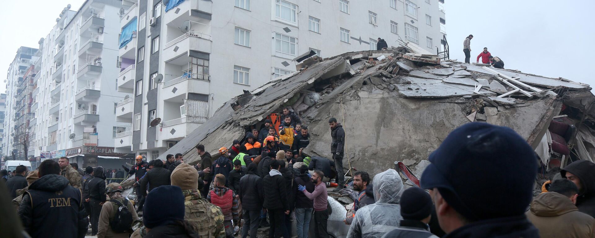 طواقم الإنقاذ التركية تبحث عن ضحايا زلزال قوي ضرب ديار بكر  فجر اليوم، تركيا - سبوتنيك عربي, 1920, 07.02.2023