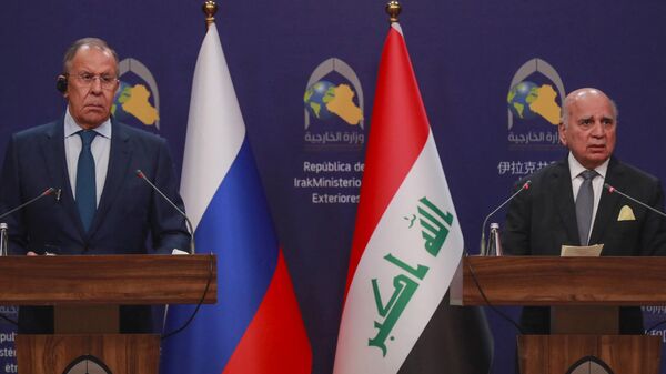 وزير الخارجية الروسي سيرغي لافروف خلال مؤتمر صحفي مع نظيره العراقي فؤاد حسين في بغداد - سبوتنيك عربي